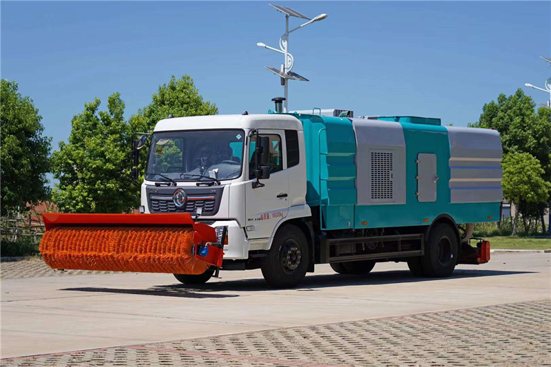 東風(fēng)天錦后置滾掃吸塵車(chē)配3米雪滾